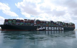 Cần bao lâu để dỡ hết container trên siêu tàu đang mắc cạn ở Suez?