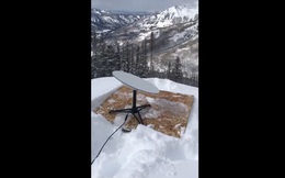 Người dùng Reddit mang chảo vệ tinh của Starlink lên núi tuyết cao 3.000 mét để thử nghiệm, internet vẫn chạy "phà phà"