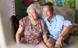 60 năm làm vợ chồng, ông vẫn giặt đồ, tắm gội cho bà lúc ốm đau, bệnh tật: "Tui không có con, cả đời này có mình bả thôi"