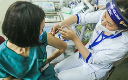 CLIP: 30 nhân viên y tế Bệnh viện Thanh Nhàn được tiêm vắc-xin Covid-19