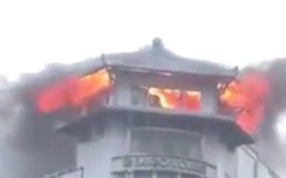 [Clip] Khách sạn Đồng Khánh ở Sài Gòn bốc cháy trong cơn mưa lớn