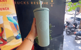 Trên tay cốc Starbucks "sầu riêng" hot nhất hôm nay: Đẹp cỡ nào mà dân tình xếp hàng từ 4h sáng, bán lại giá gấp 5 lần?