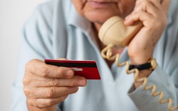 Một cụ già 90 tuổi ở Hong Kong bị những kẻ lừa đảo qua điện thoại chiếm đoạt gần 33 triệu USD