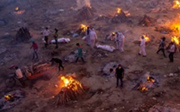 Hỏa thiêu tập thể tại Ấn Độ: Chùm ảnh cho thấy "Địa ngục Covid" đang diễn ra kinh hoàng như thế nào