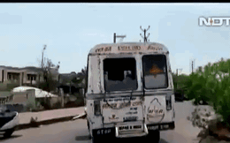 Ấn Độ: Xe cứu thương đang chạy, bất ngờ văng thi thể nạn nhân Covid-19 xuống đường gây phẫn nộ