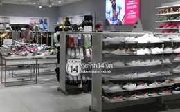 Loạt store H&M Việt Nam lúc này: Ở Hà Nội khá vắng vẻ, bị viết cả lời phản đối lên poster; TP.HCM vẫn đông đúc