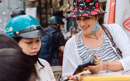 Ảnh, clip: Gặp cô Tây xinh đẹp bán bánh kem dạo mưu sinh trên đường phố Sài Gòn