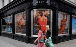 Không thể bán mình, Victoria’s Secret chuyển thành công ty đại chúng