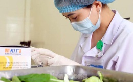 Đột nhập nhà bếp làm 10 nghìn suất ăn mỗi ngày cho bệnh viện bị phong tỏa ở Hà Nội