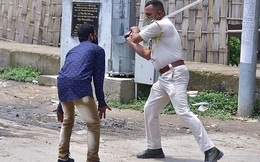 Chống dịch kiểu Ấn Độ: Cảnh sát cầm dùi cui truy đuổi, đánh đập người 'không chịu ở nhà'