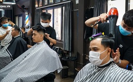 Người dân vội vã đi cắt tóc trước giờ "cấm", hàng cắt tóc đông gấp 3 lần bình thường