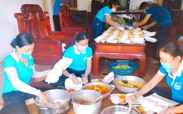 Cả trăm phụ nữ đi chợ, nấu cơm giúp các gia đình trong khu dân cư đang cách ly vì Covid-19