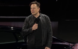 Elon Musk ấp úng khoe chiếc xe điện tuyệt nhất Tesla đang có: một cục pin dự phòng/thiết bị giải trí/máy đọc suy nghĩ biết chạy cực nhanh