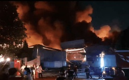 NÓNG: Hiện trường vụ cháy trong KCN Sóng Thần 1, Bình Dương, cột khói bốc cao hàng chục mét