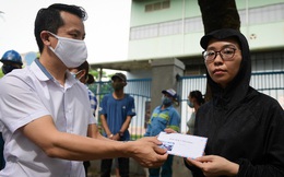 Trao quà tặng 64 công nhân thu gom rác bị nợ lương ở Hà Nội: 'Đây không chỉ là tiền mà cao hơn là tình người'