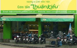 Vì sao quanh Thuận Kiều Plaza có nhiều quán cơm cùng tên Thuận Kiều mà khác chủ, mỗi quán một hương vị nhưng chỉ duy nhất nơi này là đông nghẹt khách?