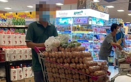 Xôn xao hình ảnh người đàn ông thu gom 1 xe trứng trong siêu thị, đại diện AEON Việt Nam nói gì?