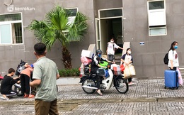 Hà Nội: Hàng trăm sinh viên KTX Mỹ Đình 2 đội mưa chuyển đồ, nhường chỗ cho khu cách ly Covid-19