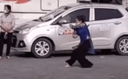 Xôn xao clip người phụ nữ đá văng dép rồi "đi đường quyền" ngay trước mặt CSGT ở chốt kiểm dịch Hà Nội