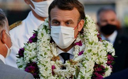 Khoảnh khắc "hot" nhất hôm nay: Tổng thống Pháp bất đắc dĩ thành cây hoa di động, nét mặt của ông càng gây chú ý