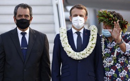 Tổng thống Pháp bất ngờ biến thành vòng hoa khổng lồ di dộng, vẻ mặt "tôi ổn" càng khiến mọi người thích thú