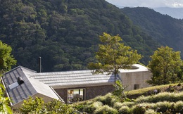 Ngôi nhà nằm giữa núi đồi, dùng điện mặt trời và uống nước suối