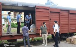 Chuyến tàu từ Hà Nội chở hơn 10 tấn thiết bị y tế "chi viện" cho tâm dịch TP Hồ Chí Minh