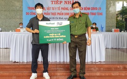 Công Phượng đại diện Quỹ Phát triển Tài năng Việt của Ông Bầu hỗ trợ lực lượng phòng chống dịch TPHCM