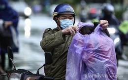 Xúc động hình ảnh người mẹ đưa con gái bị liệt hai chân đi thi tốt nghiệp: "Con khổ như vậy, mình là mẹ sao có thể bỏ con được"