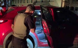 Video: Hàng chục cảnh sát chặn bắt chiếc ô tô chở ma túy và vũ khí "nóng" như phim hành động