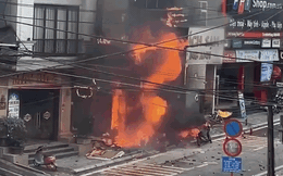 Video: Kinh hoàng tiếng nổ lớn phát ra liên tiếp từ cửa hàng gas đang bốc cháy dữ dội ở Lào Cai