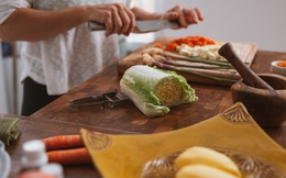 Cuộc sống khiến người ta hiểu ra rằng, tự mình nấu cơm tiết kiệm được bao nhiêu tiền...