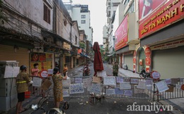 Hà Nội: Chợ phố cổ biển quảng cáo treo kín hàng rào, ai mua gì "a lô có ngay" không cần vào chợ