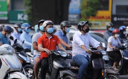 Ảnh: Đường phố Hà Nội tấp nập ngày đầu tuần dù đang giãn cách xã hội theo Chỉ thị 16