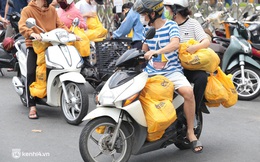 Ảnh: Nhà đông người, nhiều gia đình ở Sài Gòn chất hàng đầy xe để chở về, một buổi sáng đi siêu thị hết gần 10 triệu đồng