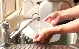 4 thói quen ai cũng tưởng sạch sẽ nhưng lại không hề tốt: Số 1 chính là kỳ cọ quá kỹ khi tắm!