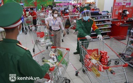 Ảnh, clip: Các anh bộ đội cùng cán bộ phường hối hả vào siêu thị mua đồ giúp người dân TP.HCM