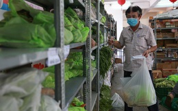 Bên trong siêu thị "dã chiến" cung ứng thực phẩm cho người "đi chợ hộ"