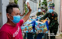 Các chiến sĩ bộ binh dầm mưa, mang rau củ tự tay trồng tặng bà con Sài Gòn khiến ai cũng xúc động: “Thấy mấy chú vất vả mà sao thương quá”