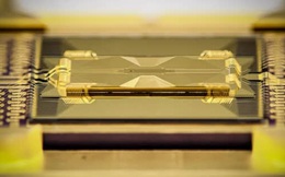 Công ty Mỹ phát triển được chip lượng tử thủy tinh, có thể dễ dàng tăng sức mạnh chip lên hàng trăm qubit