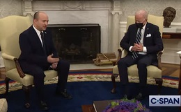 Dân Mỹ "hốt hoảng" trước đoạn video được chia sẻ mạnh: Ông Biden "ngủ quên" ngay lúc đang tiếp khách quan trọng?