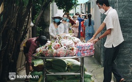 Vay ngân hàng để xây dãy trọ nhưng anh chủ vẫn giảm tiền thuê, còn mua tặng thực phẩm cho bà con nghèo ở Sài Gòn