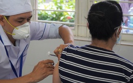 GS Nguyễn Văn Tuấn: 5 yếu tố khiến người tiêm đủ 2 liều vaccine vẫn có thể mắc Covid-19