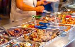 Chuyên gia thực phẩm tiết lộ những món "bẩn nhất" trong nhà hàng buffet: Khách nào cũng thích nhưng có món đầu bếp còn từ chối ăn