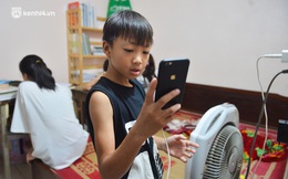 "Quay cuồng" cảnh học online trong gia đình 8 người con ở Hà Nội: Đứa mượn điện thoại, đứa đi học nhờ, đứa tranh thủ học ké khi anh chị được ra chơi
