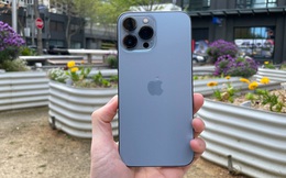 "Bóc tem" iPhone 13 Pro Max phiên bản màu Sierra Blue trong ngày mở bán