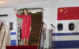 Trung Quốc đón 'công chúa Huawei' như một vị anh hùng: Toà nhà cao nhất thắp sáng dòng chữ 'chào mừng trở về nhà', đài truyền hình livestream quá trình hạ cánh