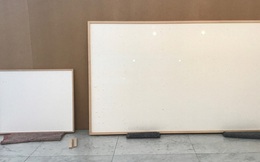 Nhận 84.000 USD, họa sĩ giao tác phẩm là 2 tấm vải trắng với tựa đề "Ôm tiền chạy mất": Lý do đưa ra khiến ai cũng bất ngờ!