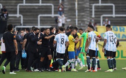 Nhà chức trách vào sân trục xuất cầu thủ, trận Brazil - Argentina đổ bể
