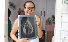Mẹ đơn thân mưu sinh từ làm tranh lá bồ đề trong Covid-19